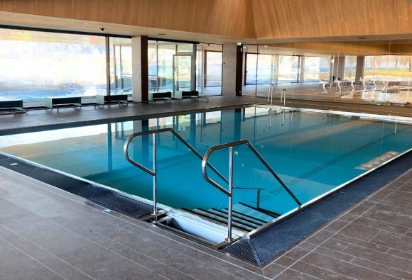 Modern zwemcomfort voor gerenoveerd bad in Oostenrijk