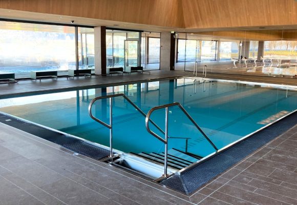 Modern zwemcomfort voor gerenoveerd bad in Oostenrijk
