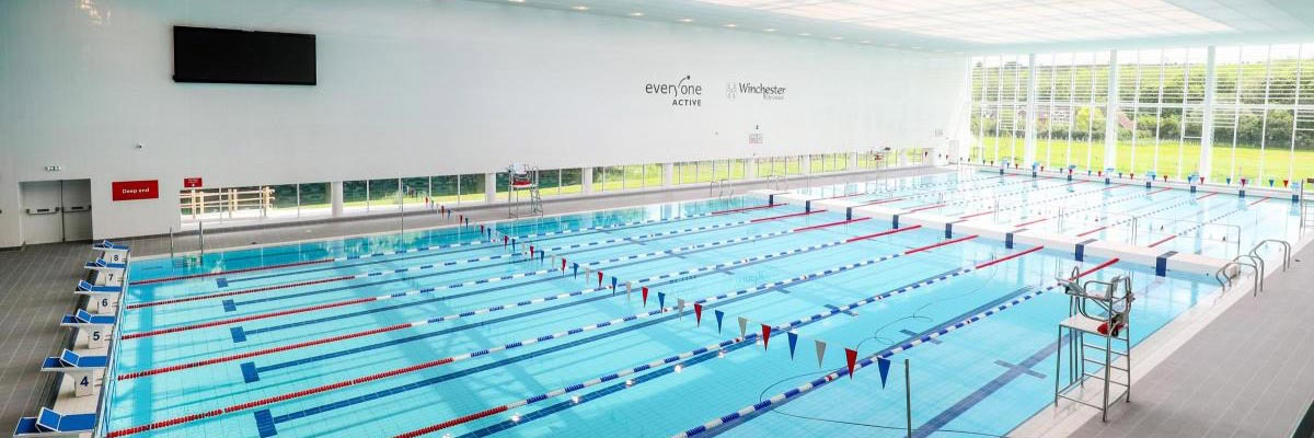 Twee beweegbare bodems, een verticale keerwand en een mindervalide platform in winchester (engeland)