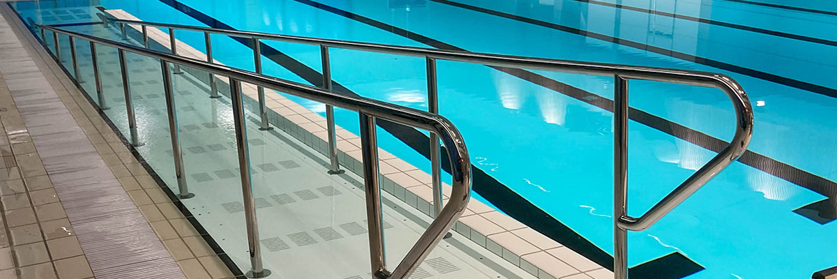 Rampe, plancher mobile, paroi pliante et bassin à deux températures à Aukra (Norvège)